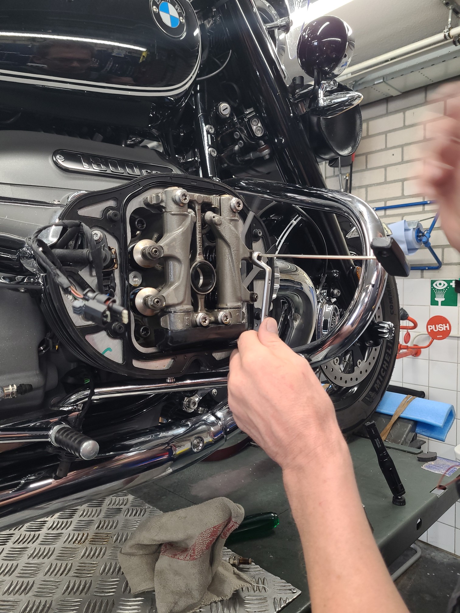 Adjusting valves BMW R18 repair manual maintenance manual