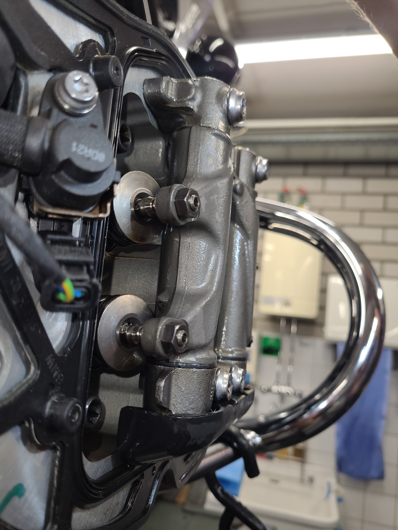 Adjusting valves BMW R18 repair manual maintenance manual